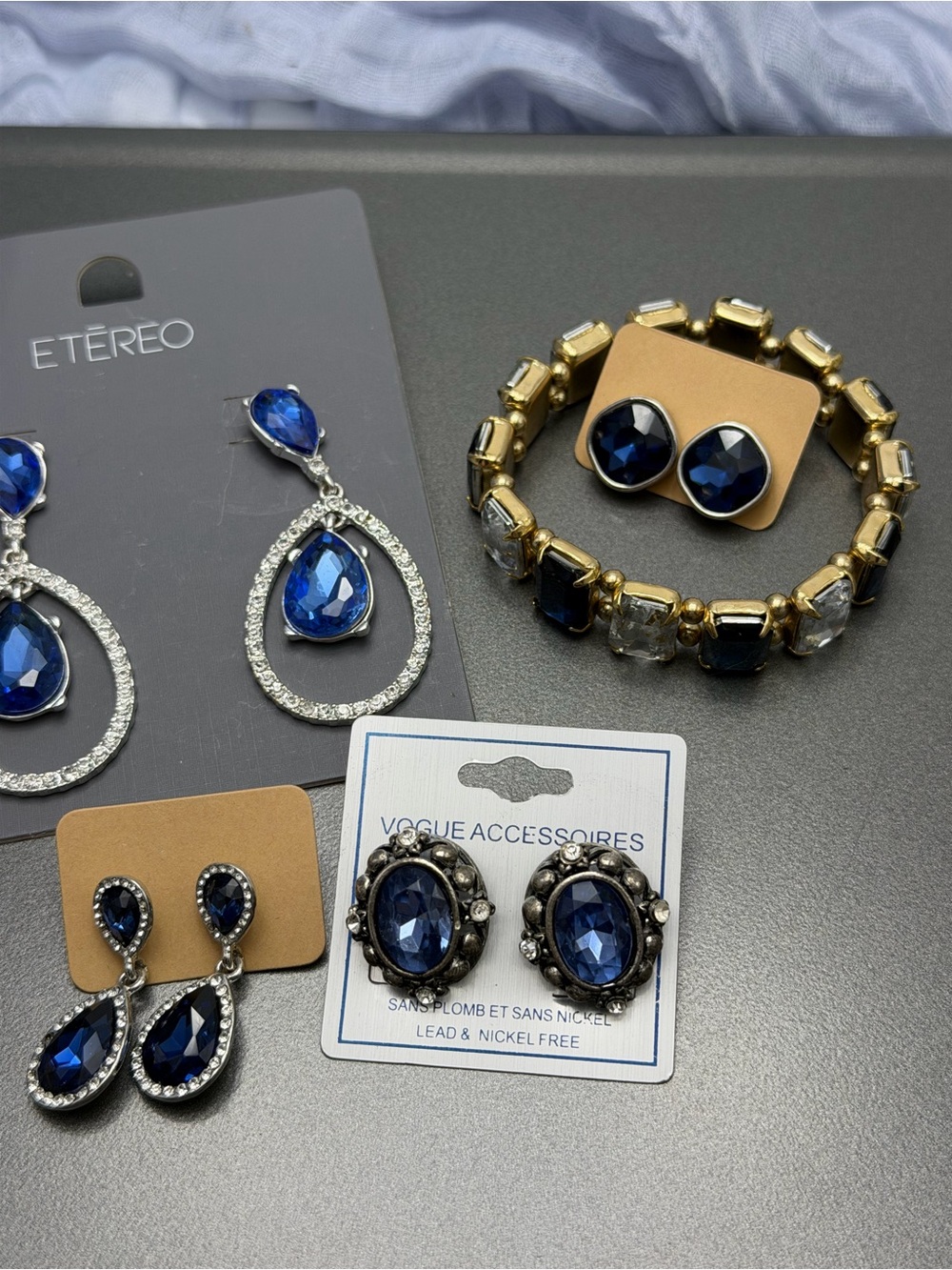 💕2/$20 Vintage Blues Earrings and Bracelet